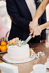 Obraz na płótnie Canvas bride and groom holding wedding cake