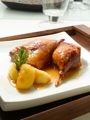 Cordero con patatas asadas y romero. Lamb with roast potatoes and rosemary.