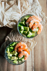 Salade d'avocats et crevettes roses fraîches servis dans un verre transparent
