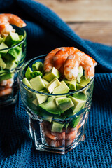 Salade d'avocats et crevettes roses fraîches servis dans un verre transparent