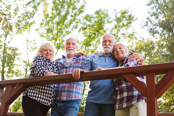 Senioren als Freunde umarmen sich auf Ausflug