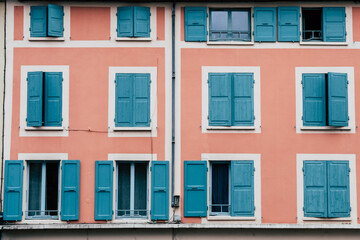Immeuble avec une façade colorée et des volets bleus