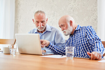 Zwei Senioren am Laptop Computer im Seniorenheim