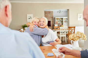 Zwei lachende Senior Frauen umarmen sich
