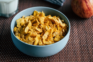 Corn-flakes dans un bol - Pétales de céréales croquant pour le petit déjeuner