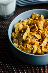 Corn-flakes dans un bol - Pétales de céréales croquant pour le petit déjeuner