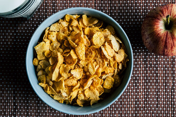 Corn-flakes dans un bol - Pétales de céréales croquant pour le petit déjeuner