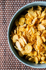 Corn-flakes dans un bol - Pétales de céréales croquant pour le petit déjeuner