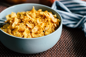 Corn-flakes dans un bol - Pétales de céréales croquant pour le petit déjeuner