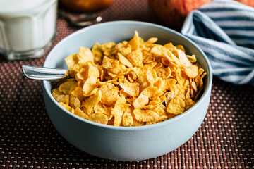 Corn-flakes dans un bol - Pétales de céréales croquant pour le petit déjeuner