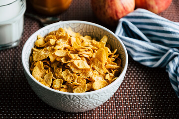 Corn-flakes dans un bol - P&eacute;tales de c&eacute;r&eacute;ales croquant pour le petit d&eacute;jeuner
