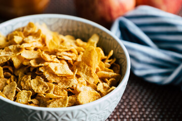 Corn-flakes dans un bol - Pétales de céréales croquant pour le petit déjeuner