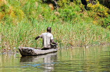 Angler im Einbaum auf Fischfang im Okavango River in Botswana