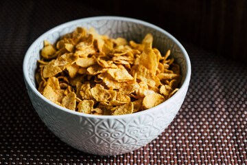 Corn-flakes dans un bol - Pétales de céréales croquant pour le petit déjeuner