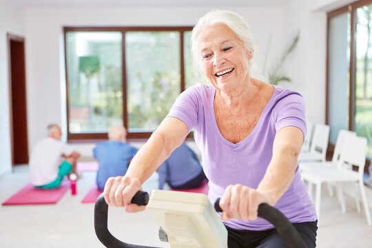Senior Frau hat Spa&szlig; beim Ausdauer Training