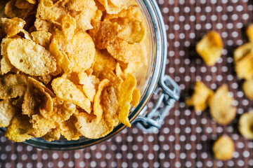 Corn-flakes dans un bol - Pétales de céréales croquant pour le petit déjeuner