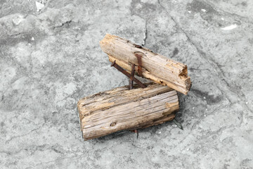 Rostige, alte Nägel und verwittertes, altes Holz.