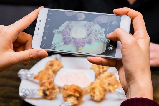 Pic on smartphone hot crispy chicken with sauce