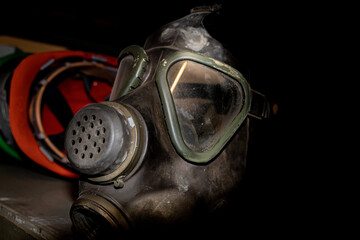 Old gas mask and a red helmut