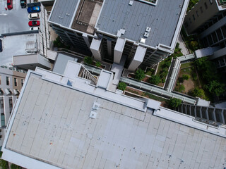 ドローンで空撮したマンションの屋上の風景