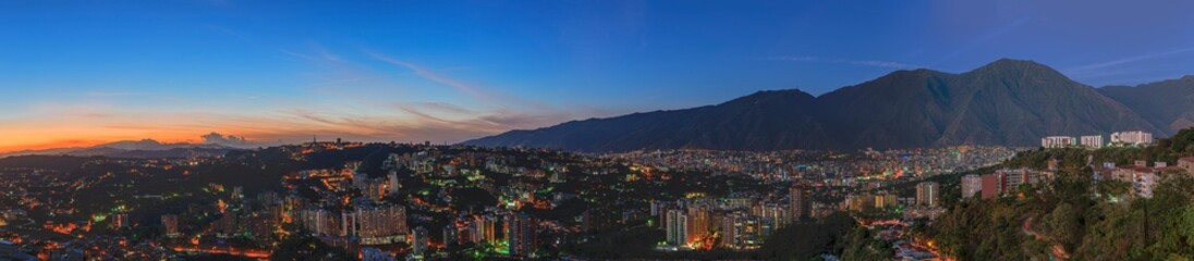 Fototapeta na wymiar Panoramica Caracas - El Avila 8