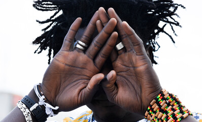 Las manos y la magia de sus formas  © X A N A R O N U K