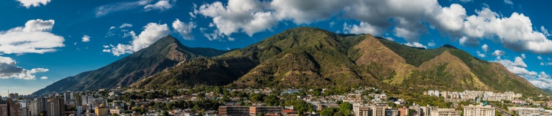 Fototapeta na wymiar Panoramica Caracas - El Avila 6