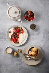 granola yaourt fraises petit déjeuner et thé