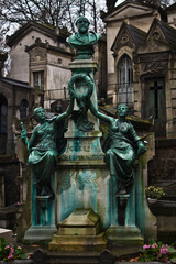 Obraz premium Big statue with two women in a graveyard in Paris