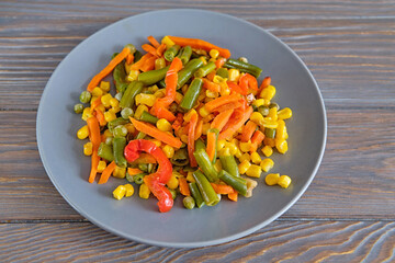 Mix of vegetable containing carrots, peas, and corn