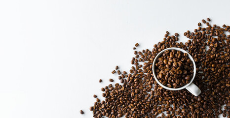 Naklejka premium coffee bean in cup on white table background. top view. space for text