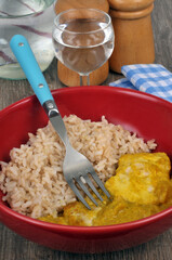 Repas diététique avec du poisson au curry avec du riz