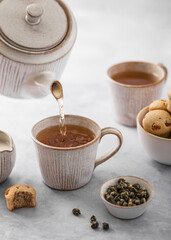 Obraz premium Tasse de thé et théière petit déjeuner