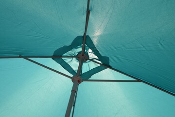Sous un parasol vert en été