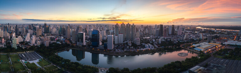 Fototapeta na wymiar Bangkok urban cityscape skyline