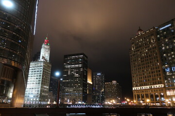 Fototapeta na wymiar Buildings in Chicago at night