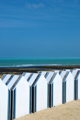 Blau weiße Fischerhütten am Meer, Yport bei Ebbe, Normandie, Frankreich