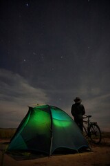 notte di stelle in tenda