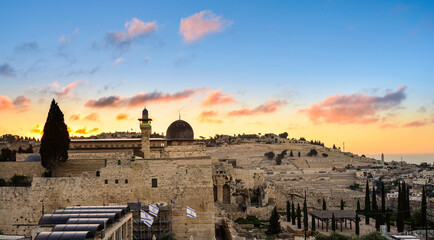 Fototapeta premium Beautiful sunrise over the Mount of Olives, Al Aqsa Mosque and the Umayyad Palace site at the Jerusalem archaeological park, which includes remains of First and Second Temple, and early Muslim periods