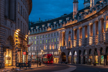 Bus in Regent Street by night during lockdown © Antoine