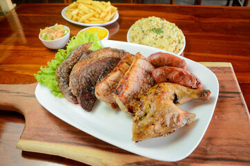 Prato completo com carne mista baião de dois batata e acompanhamento