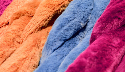 Kunstpelz Jacke zur Wintersaison auf einem Kleiderständer