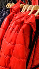 Winterjacke im Winterschlussverkauf auf einem Kleiderständer