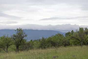 berg mit wolken am Gipfel in ungarn