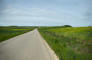 Fototapeta na wymiar Krajobraz rolniczy z wiatrakami energetycznymi