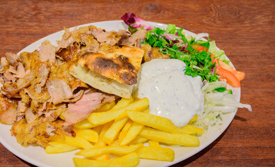 Hähnchen und Lamm Dönerfleisch mit Salat und Pommes als Dönerteller