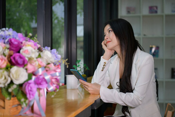 Obraz premium Beautiful businesswoman is talking on a job by calling through Sat to talk to a business with clients, business concepts