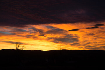 Coucher de soleil avec des nuages alto cumulus lenticularis