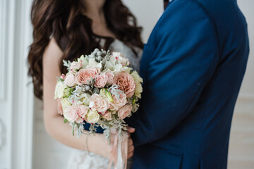 Obraz na płótnie Canvas bride and groom, bridal bouquet of pink roses, wedding day