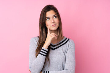 Fototapeta premium Teenager girl over isolated pink background thinking an idea